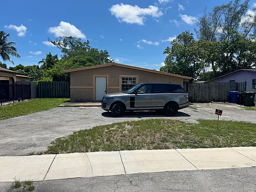 1604 NW 15th Pl Photo 1
