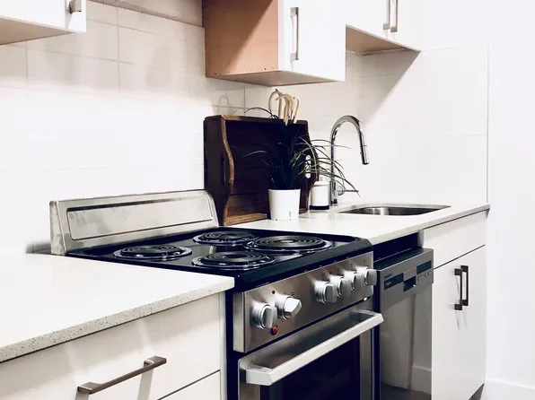 1906 Grant St #103, Vancouver, BC V5L 2Y9