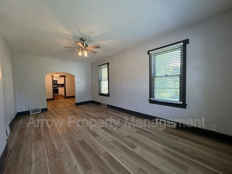 2 bed, 1.0 bath, 1336 sqft, $1,100 — Photo 3