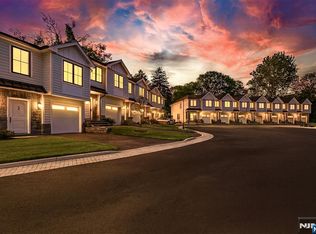 9 Fey Pl, Oradell, NJ 07649