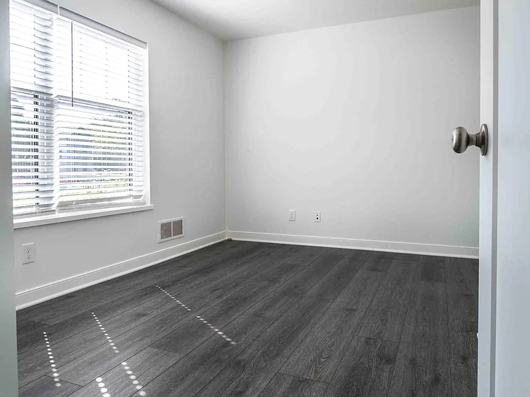 2061 W 34th Pl — Photo 7