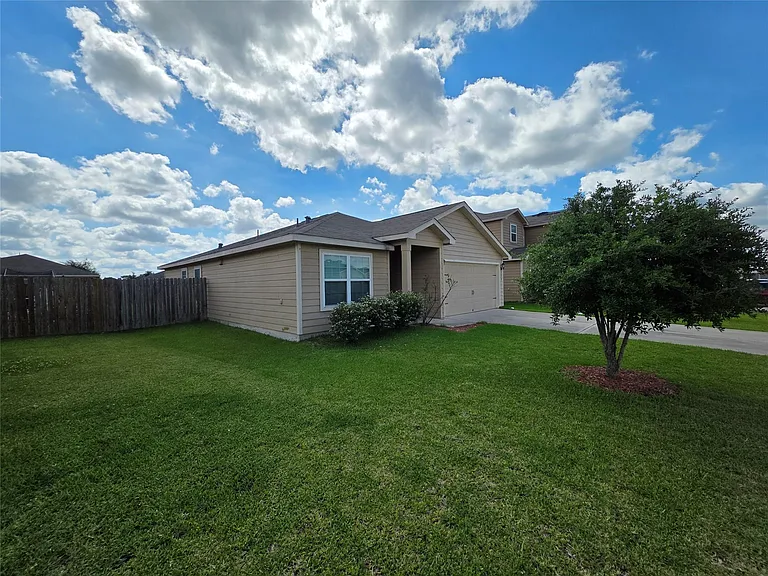 723 Crystal Lakes Dr — Photo 3