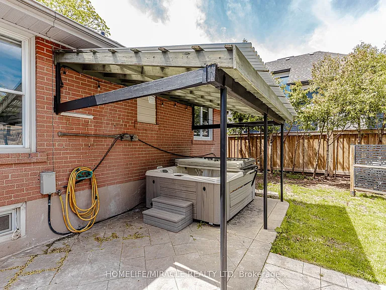 563 Taplow Cres — Photo 45