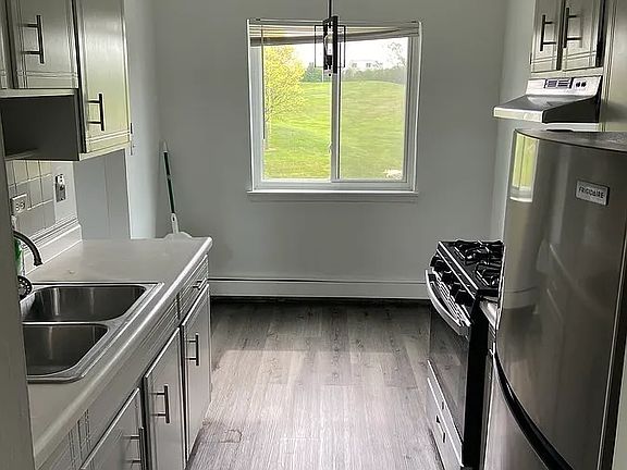 2nd image of 1185 Surrey Dr APT 3E