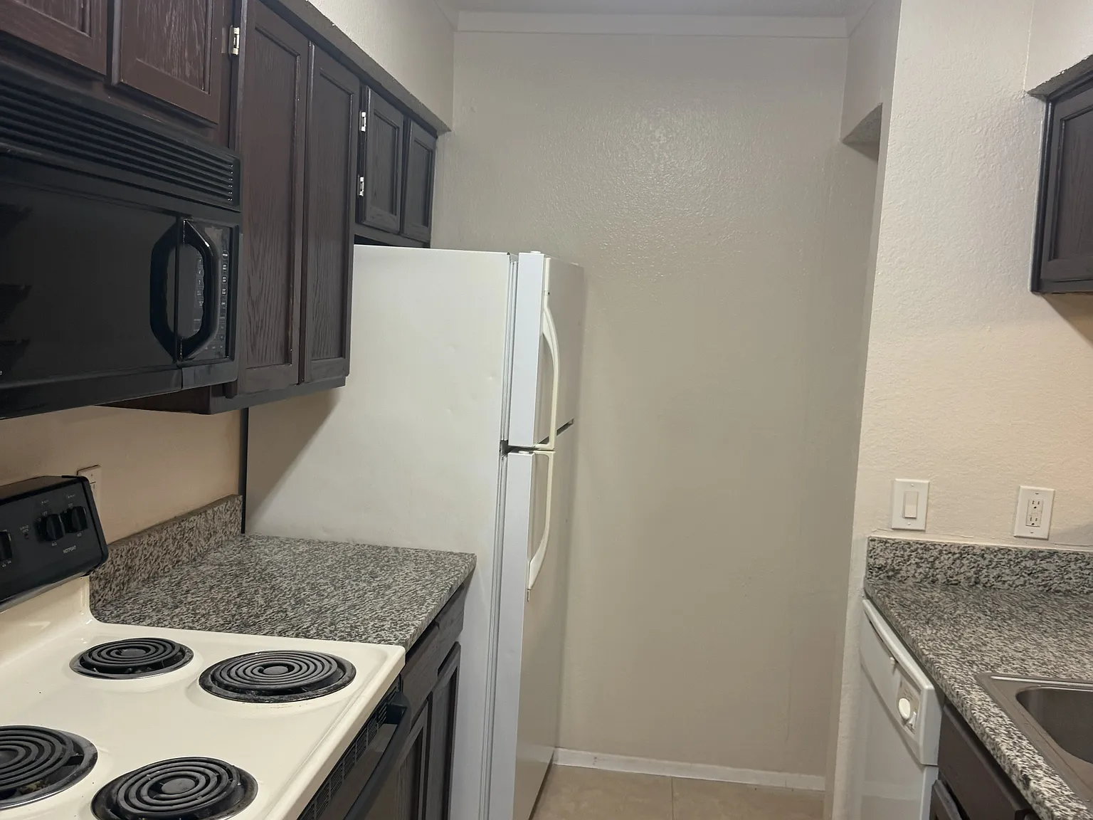 9621 Walnut St — Photo 3