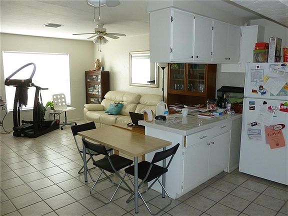 2nd image of 816 Harbor Dr S