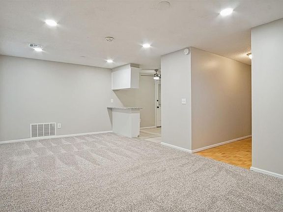 4th image of 1501 N Bradley Ave