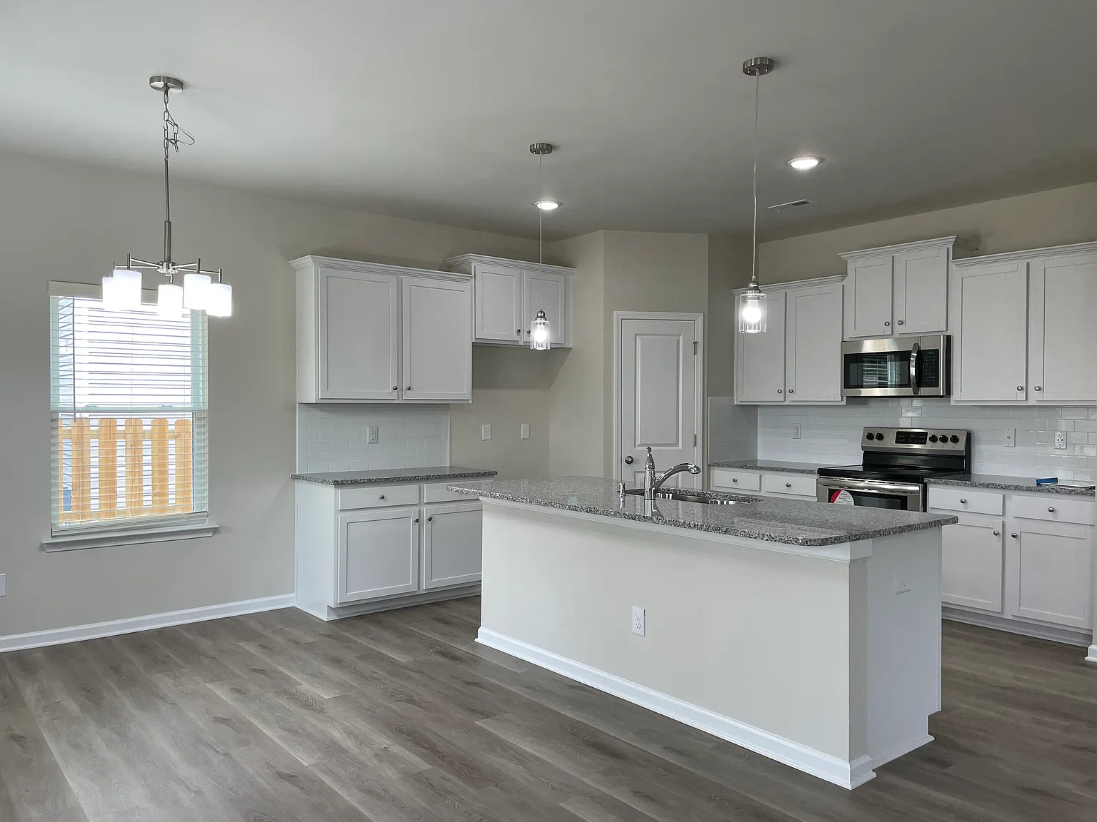 4 bed, 2.5 bath, 2130 sqft, $2,595 — Photo 2