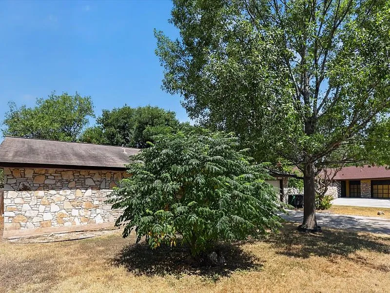 3 bed, 1359 sqft, $1,750 — Photo 3