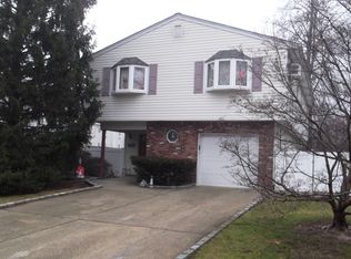 642 Oak Neck Rd, West Islip, NY 11795