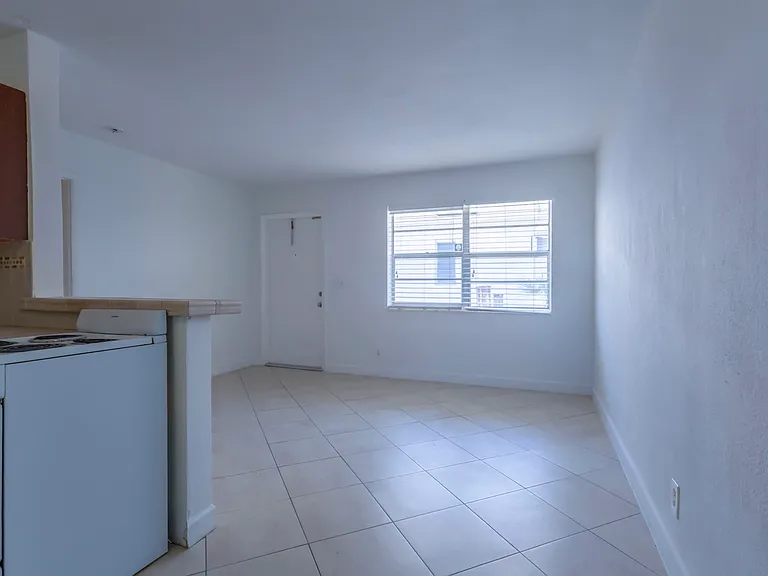 490 SE 21st St #2 — Photo 3