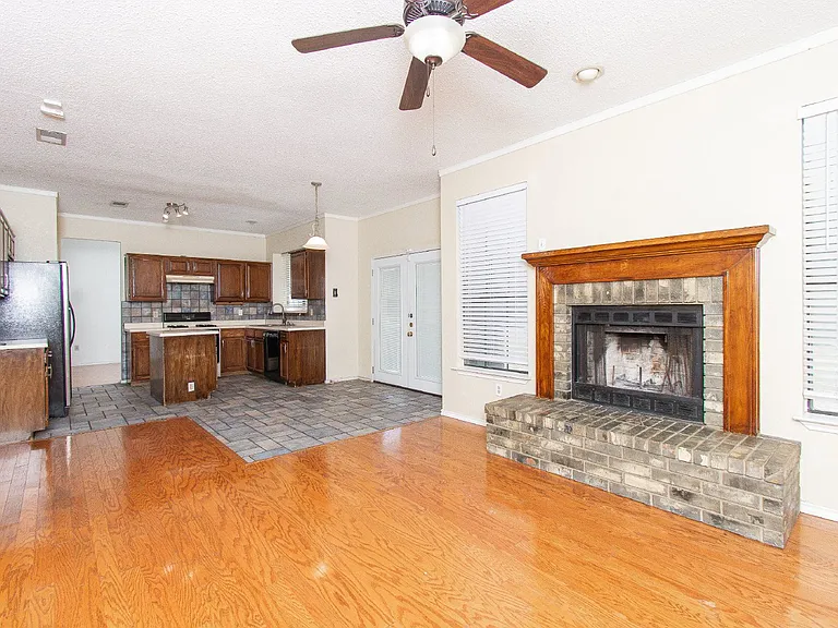 2304 Iowa Dr — Photo 7