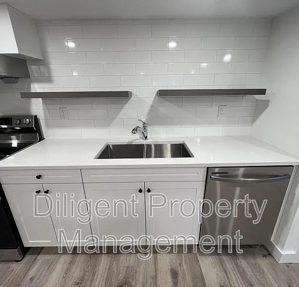 438 Bellevue St #LOWER — Photo 11