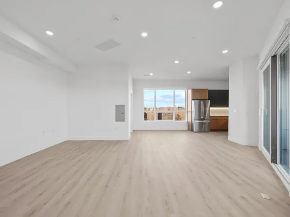 17 Avenue East image 52 of 57