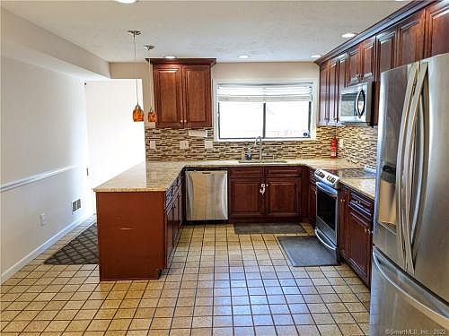 2nd image of 36 Lantern Cir