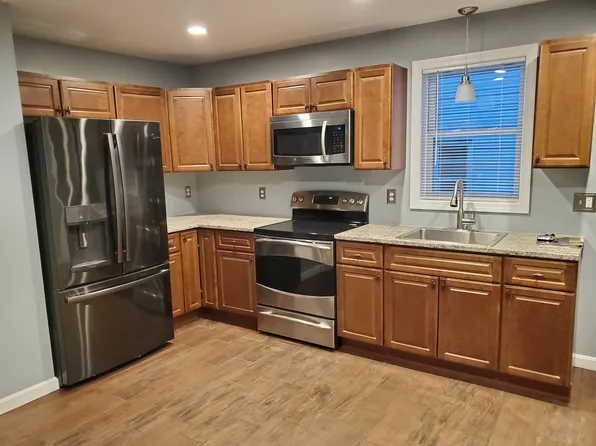 202 Hope St APT 3, Fall River, MA 02721
