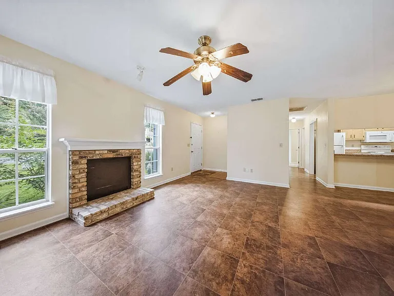 1402 Sturbridge Pl — Photo 12