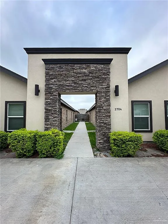 2 bed, 2.0 bath, 3192 sqft, $900 — Photo 1