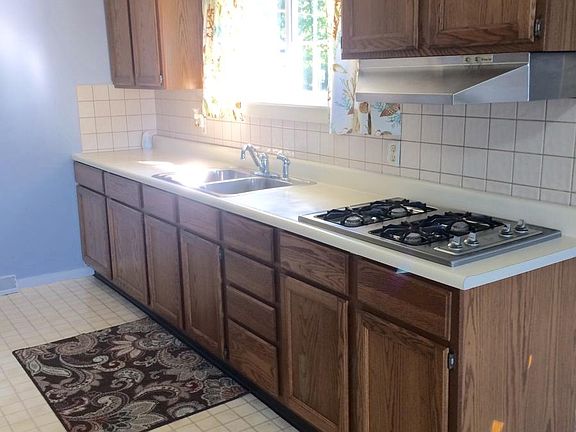 Gas cooktop & double sink & oak cabinets