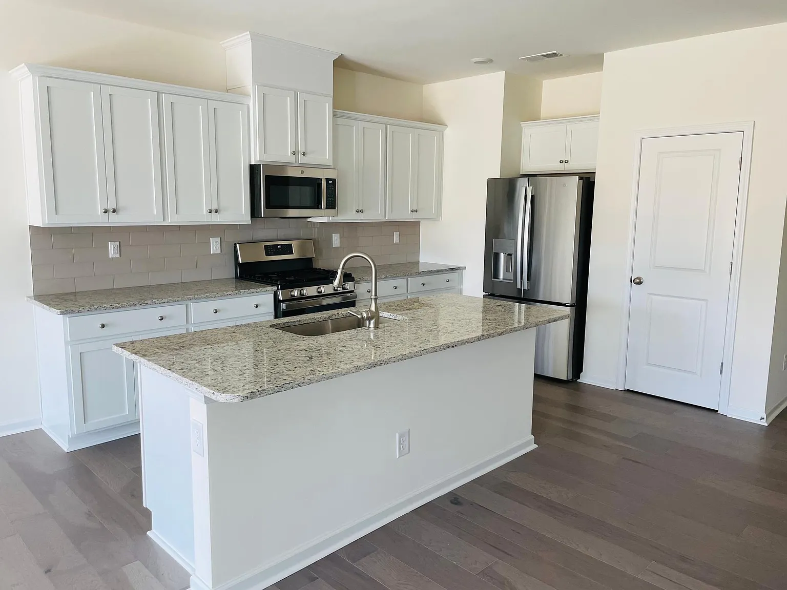 3 bed, 2.5 bath, 1666 sqft, $2,200 — Photo 3