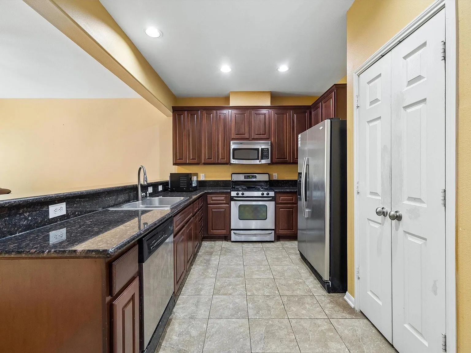 3 bed, 2.5 bath, 1332 sqft, $1,800 — Photo 3