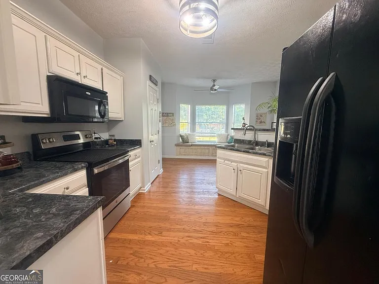 645 Highpoint Way — Photo 4