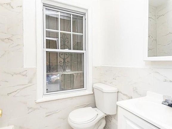 4th image of 931 E 219th St Floor 1