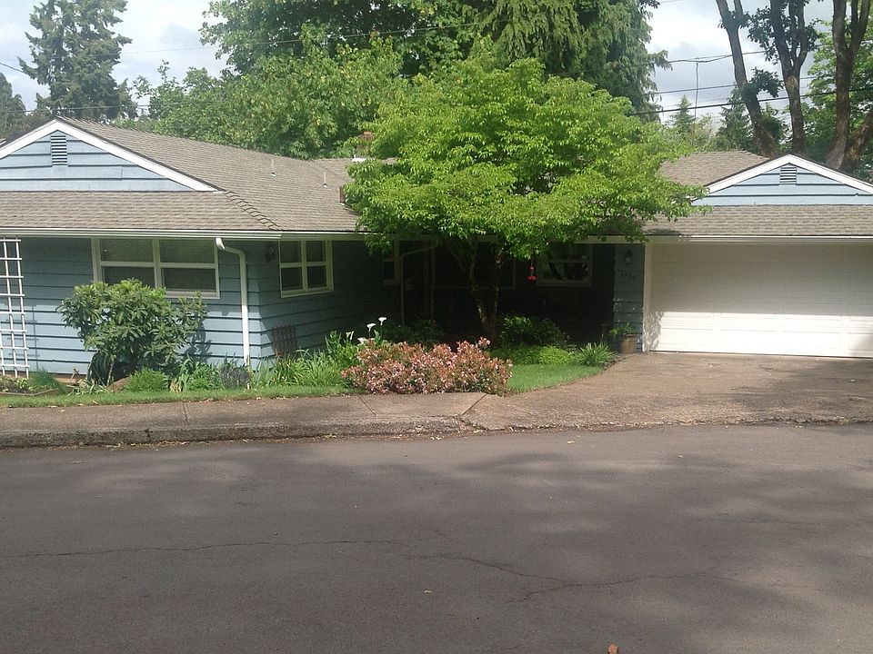 Front view of 3880 Crestview