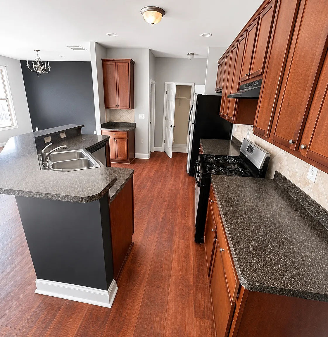 3 bed, 2200 sqft, $2,550 — Photo 4