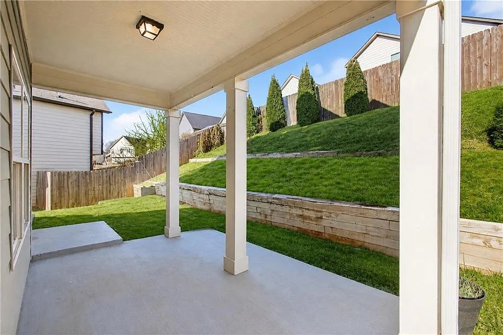 4 bed, 2.5 bath, 1859 sqft, $2,500 — Photo 3