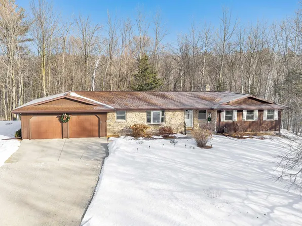 3577 Hidden Valley Ln, Green Bay, WI 54311