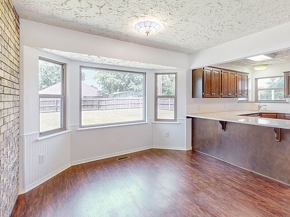 4th image of 4004 S Maple Ave