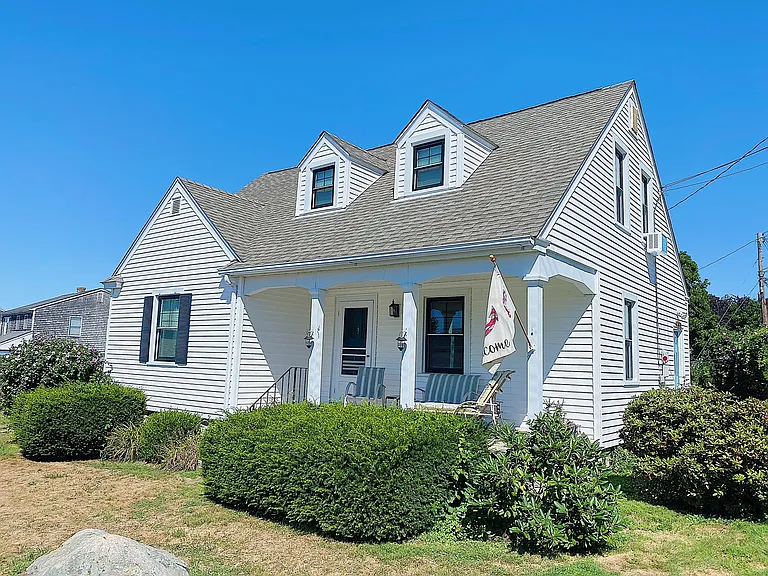 22 Crescent St — Photo 1