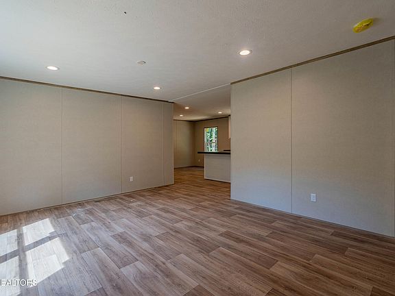 4th image of 358 Valley Dr