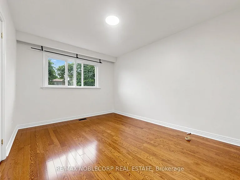 8 Summerfield Cres — Photo 20