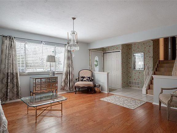 5th image of 22920 Esther Ave