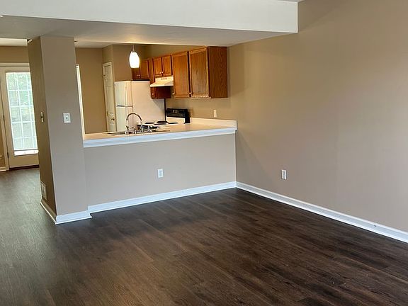 3rd image of 18-21 Eastwick Ln #19