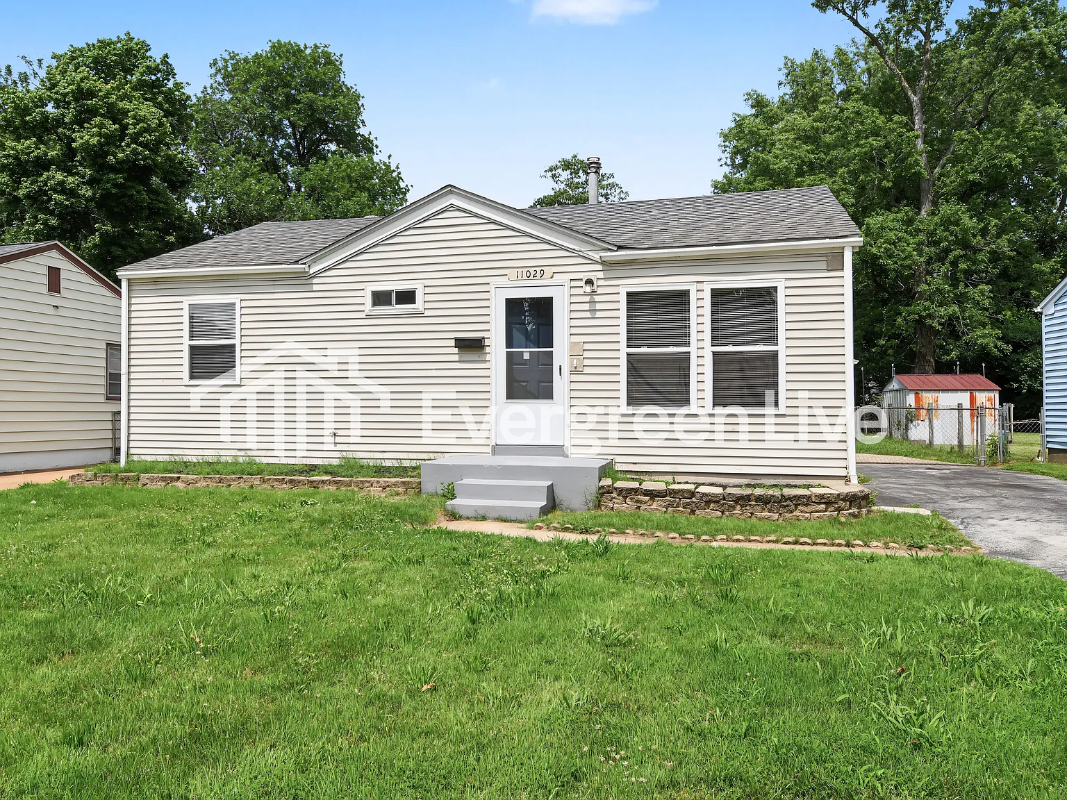 3 bed, 1.0 bath, 1184 sqft, $1,395 — Photo 1