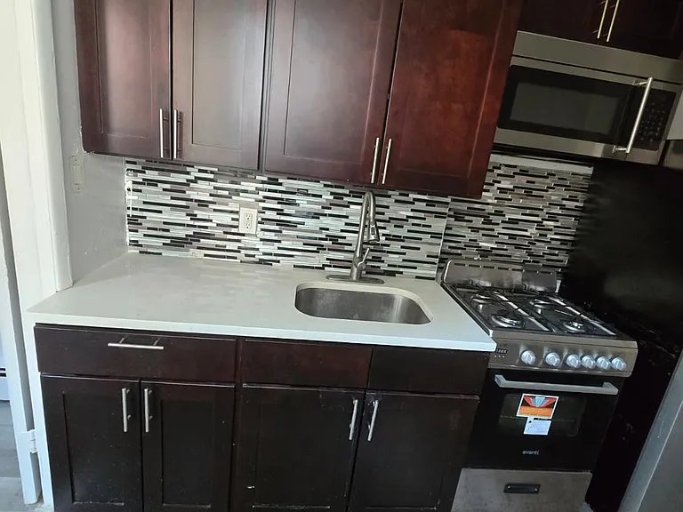 149 Zabriskie St #21 — Photo 3