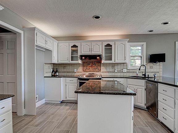 4th image of 931 W Brookshire Dr