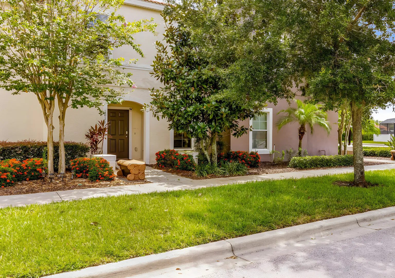 Vista Gorgeous 3 Bedroom TH in Gated Resort Comm — Photo 2
