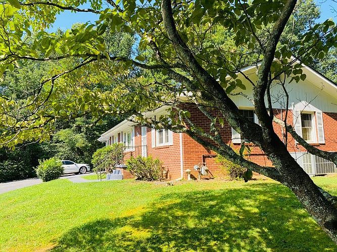1st image of 130 Castle Heights Dr