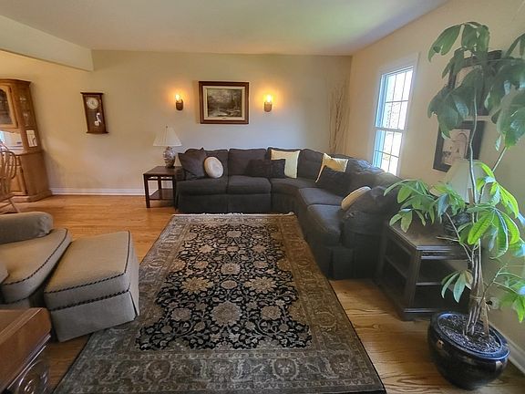4th image of 4908 Carriage Dr