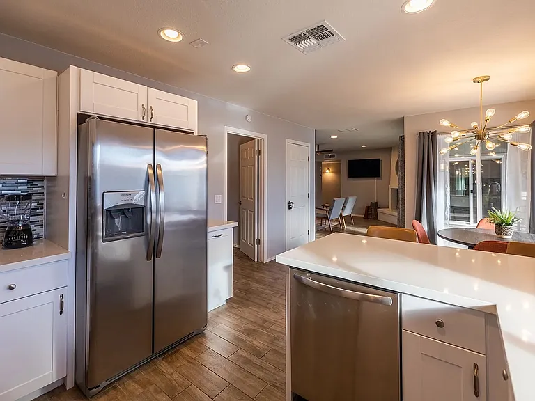 709 W Vaughn St — Photo 8