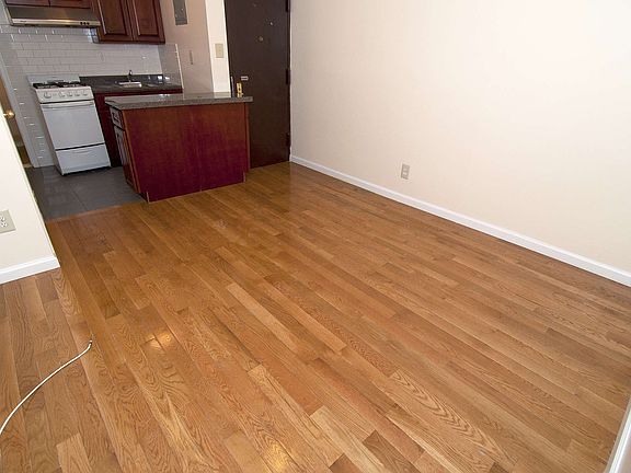 3rd image of 138 Eldridge St APT 1A