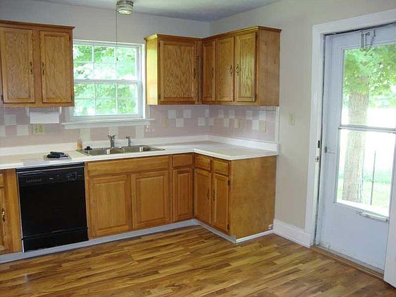 4th image of 661 Jefferson Valley