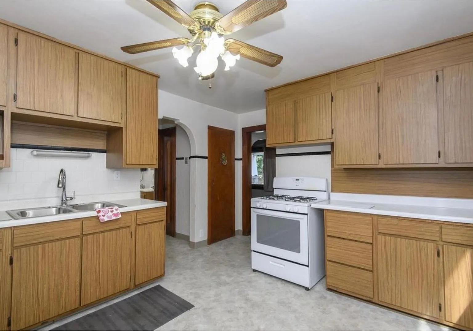 Welcome Home: Stunning 3-Bedroom Single-Family Residence — Photo 4