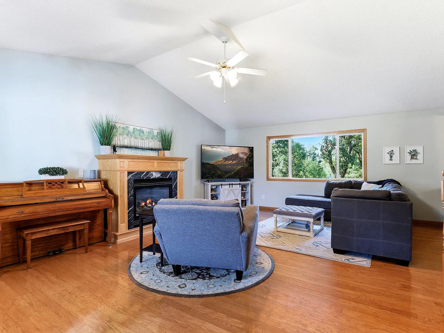 4 bed, 2721 sqft, $3,500 — Photo 3