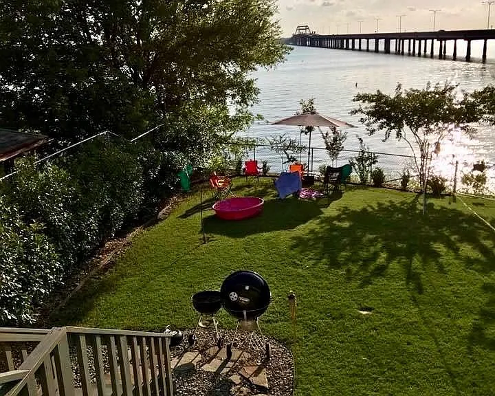 Great entertaining yard -- beautiful sunsets