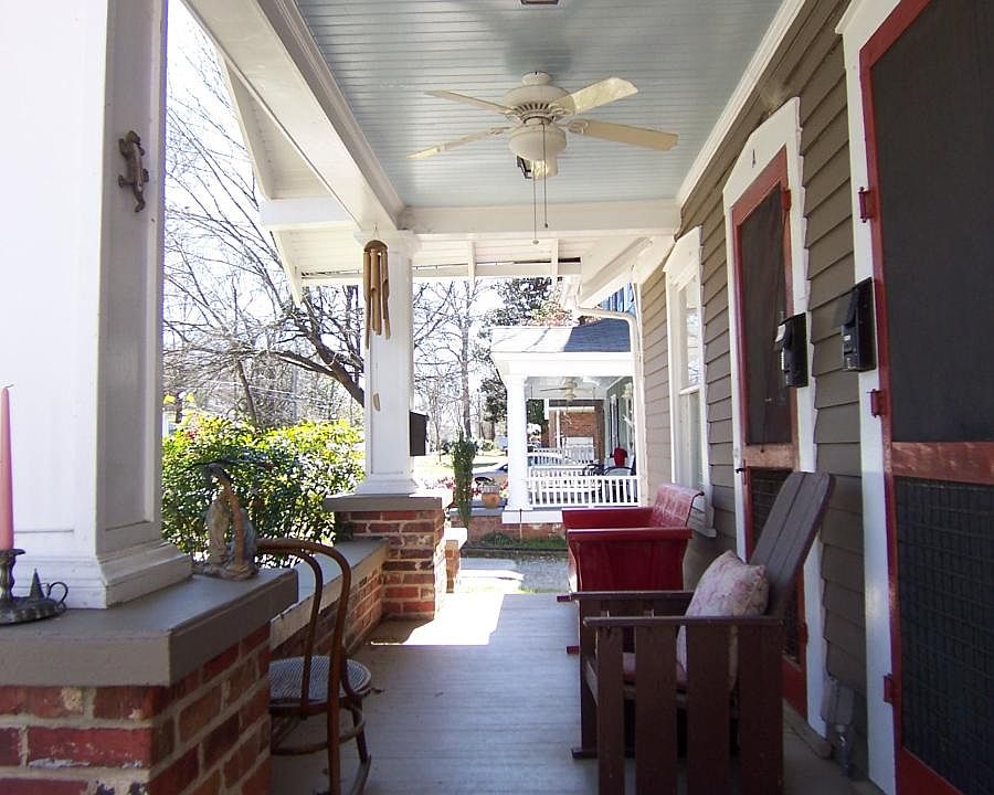 Front sitting porch with fan